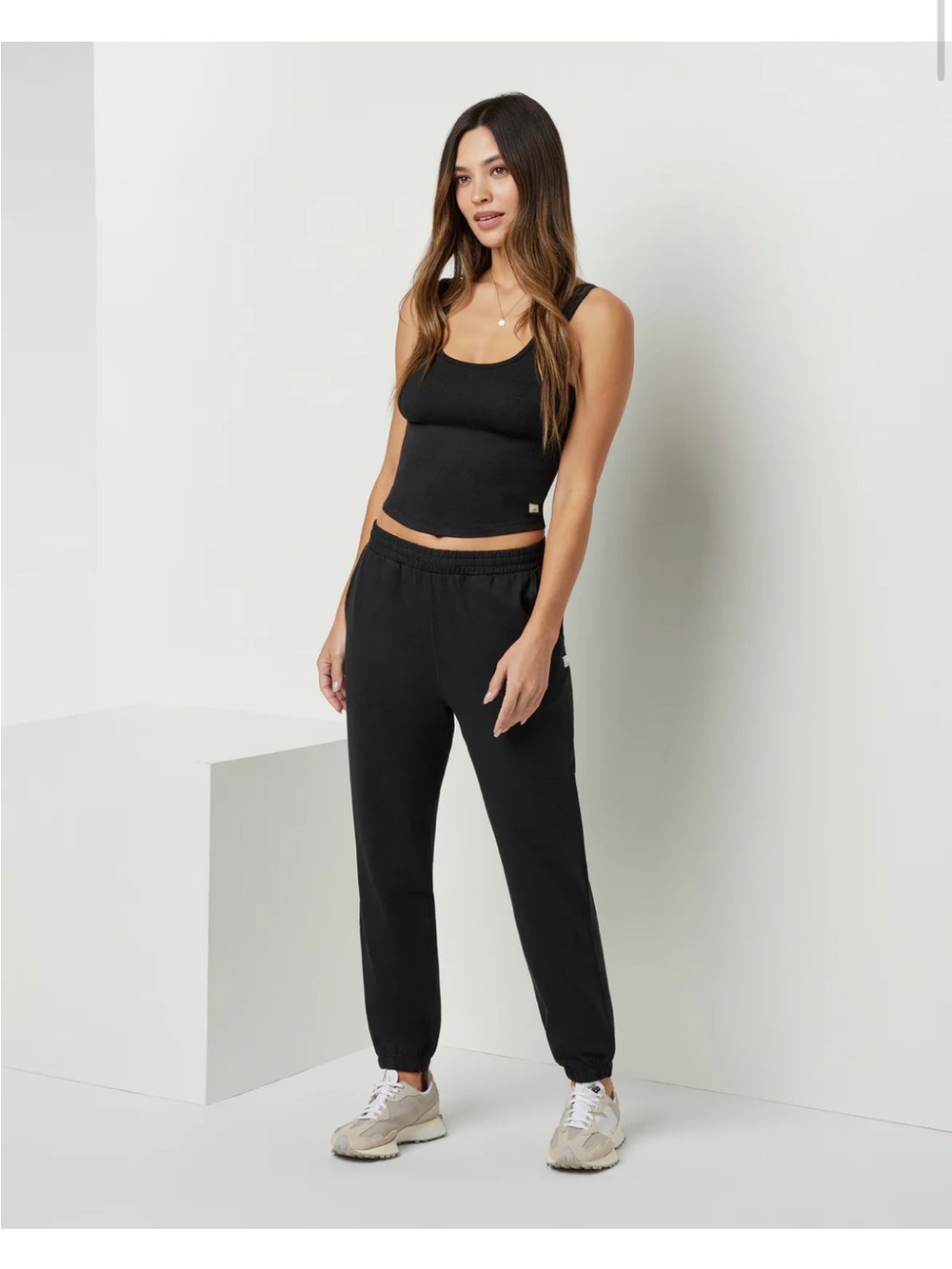 Vuori Black boyfriend Jogger Pants in black size M